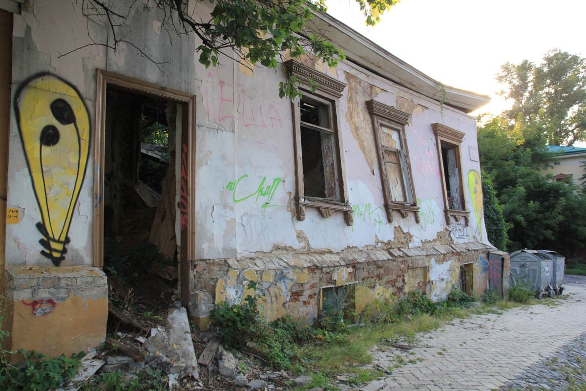 Граффити в Киеве несложно отыскать в совсем необычных местах