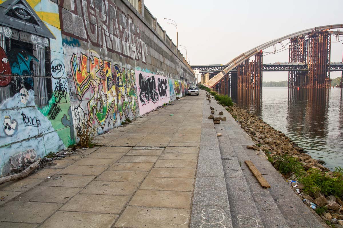 Какая же набережная без народного творчества?