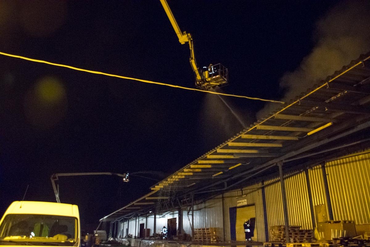 Масштабный пожар недалеко от метро Лесная