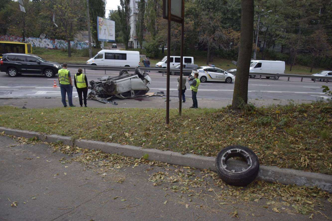 Куски машины раскидало на несколько метров