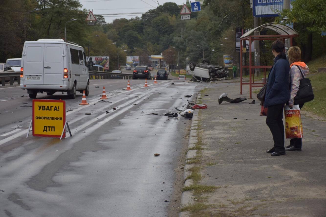 Авария случилась возле остановки