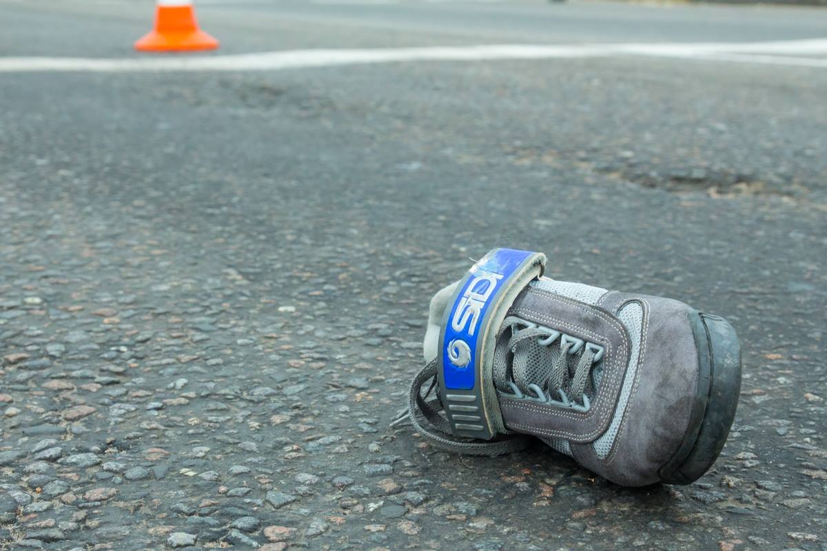 Удар был такой силы, что с пострадавшего слетели кроссовки