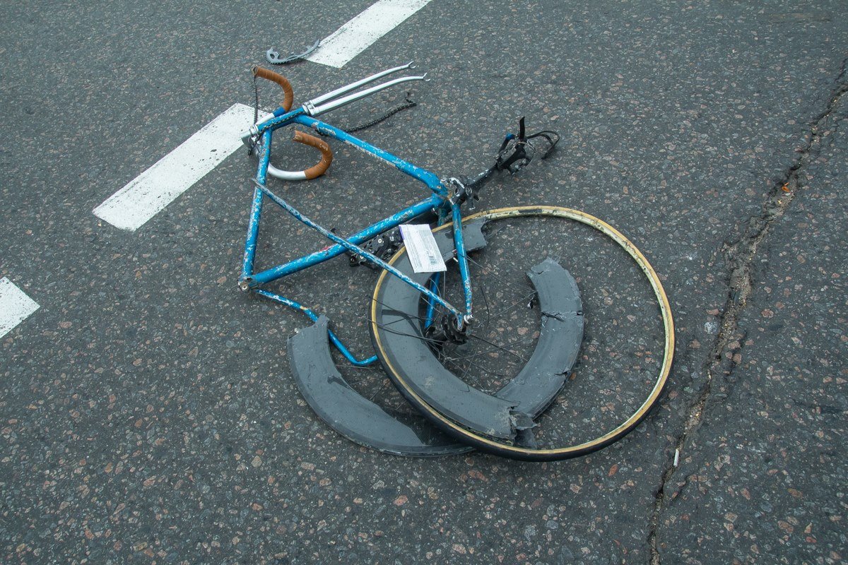 Мужчина ехал на стареньком велосипеде «Турист»