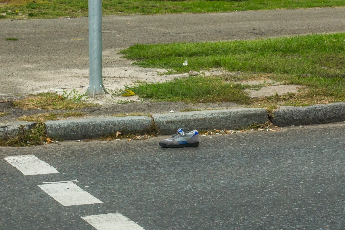 Левый кроссовок пострадавшего отлетел к бордюру