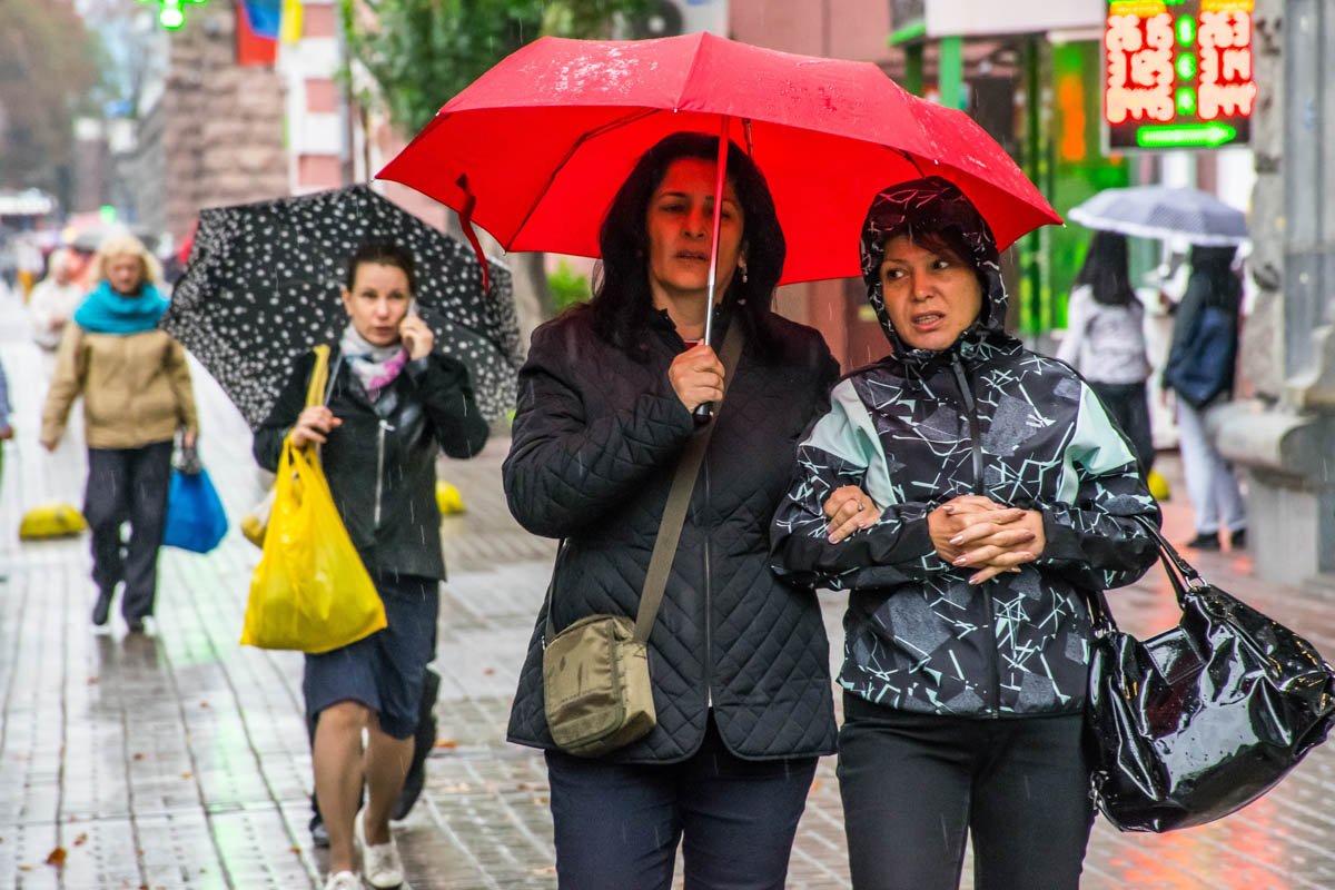 Киевляне одевают на голову капюшоны