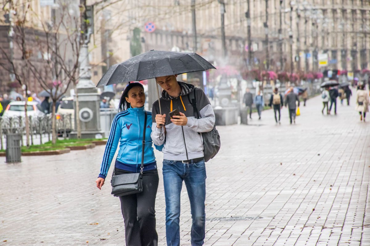 На Крещатике много пар под зонтами