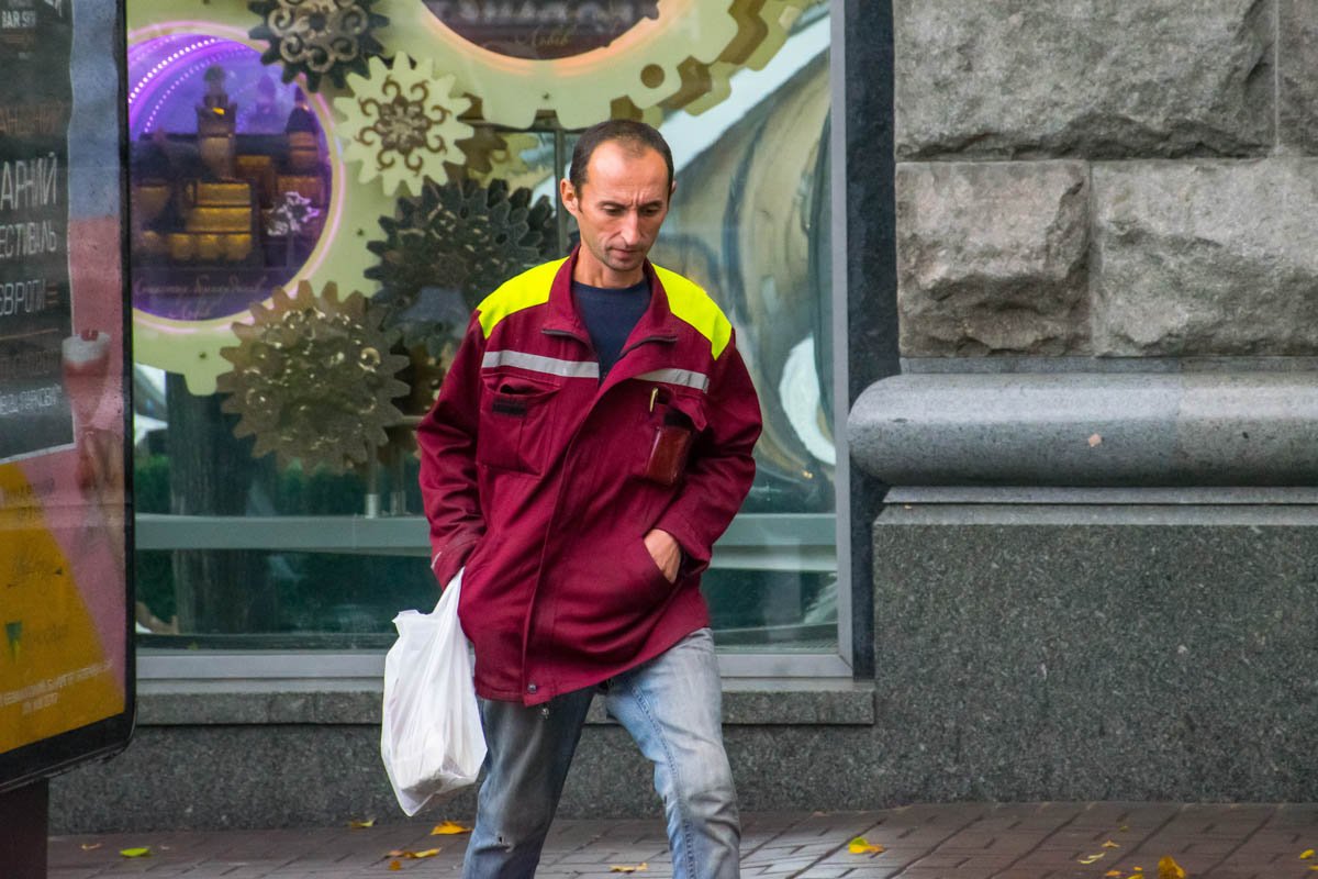 Люди без зонтов стараются быстрее пробежать открытое пространство