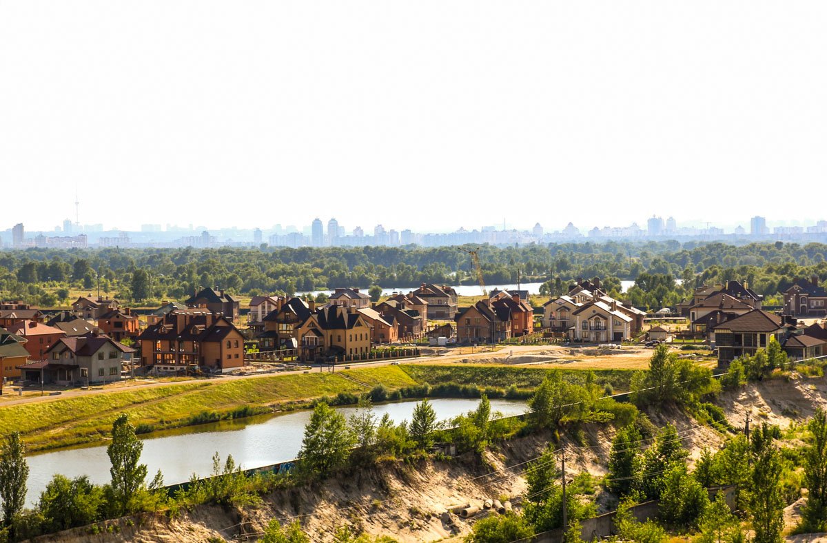 Вместо переселенцев участок заселили судьи Конституционного суда