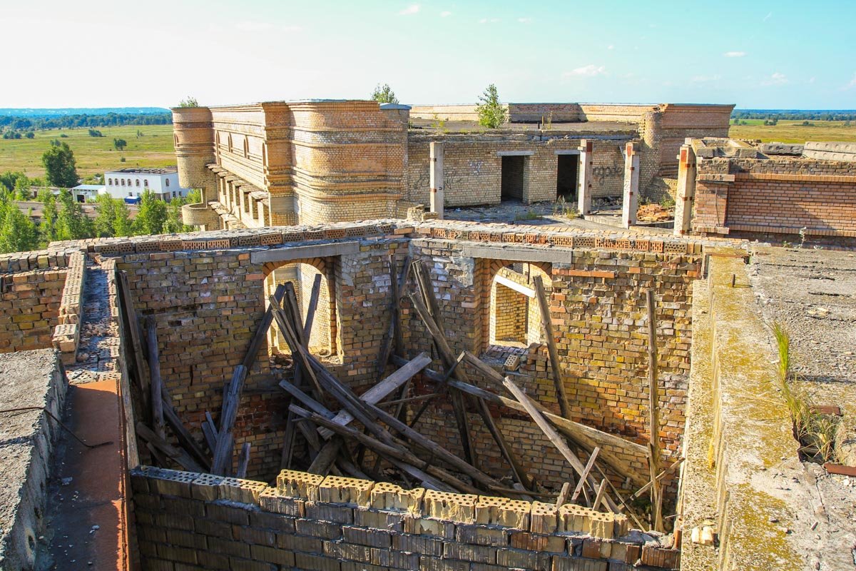 Некоторые здания сдают под склады