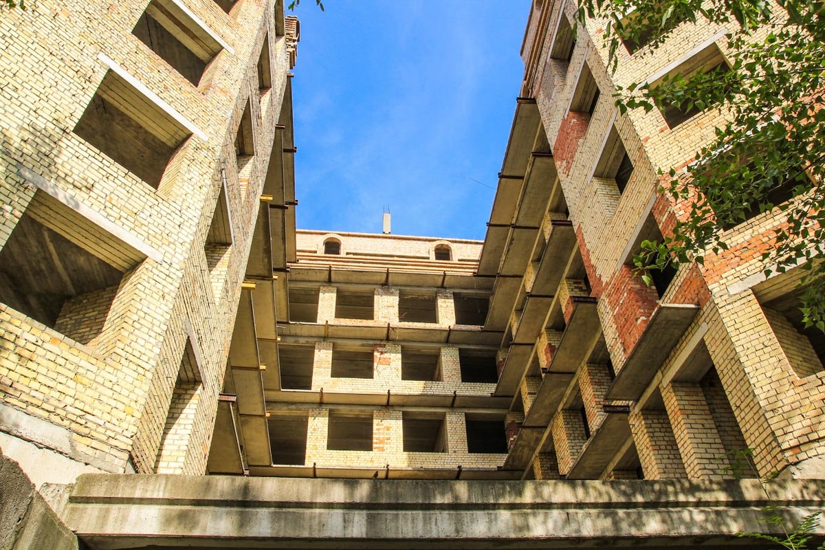 Оно охраняется собаками