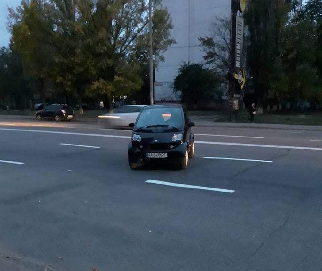 Автомобиль стоял прямо посреди проезжей части