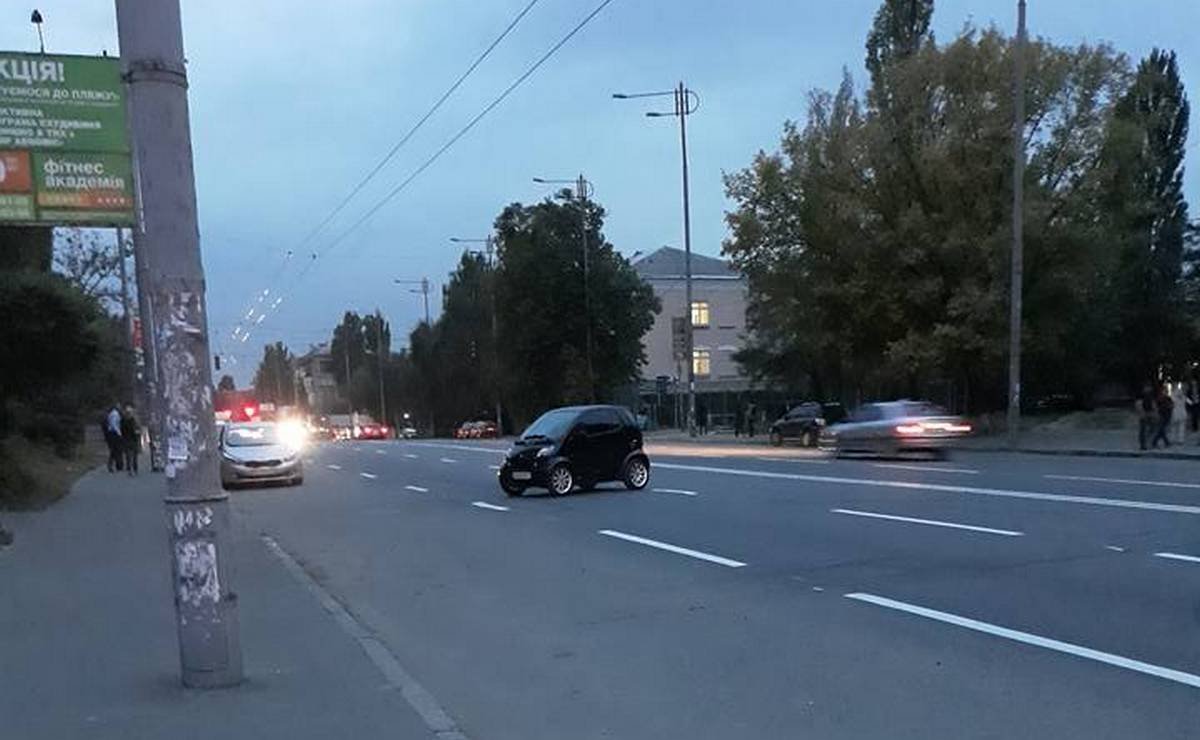 Водители объезжали неправильно припаркованный автомобиль