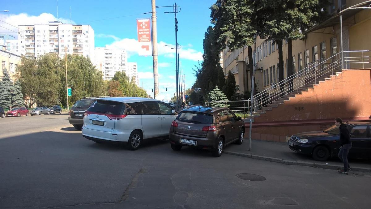 Возле Министерства экологии водители часто нарушают правила парковки