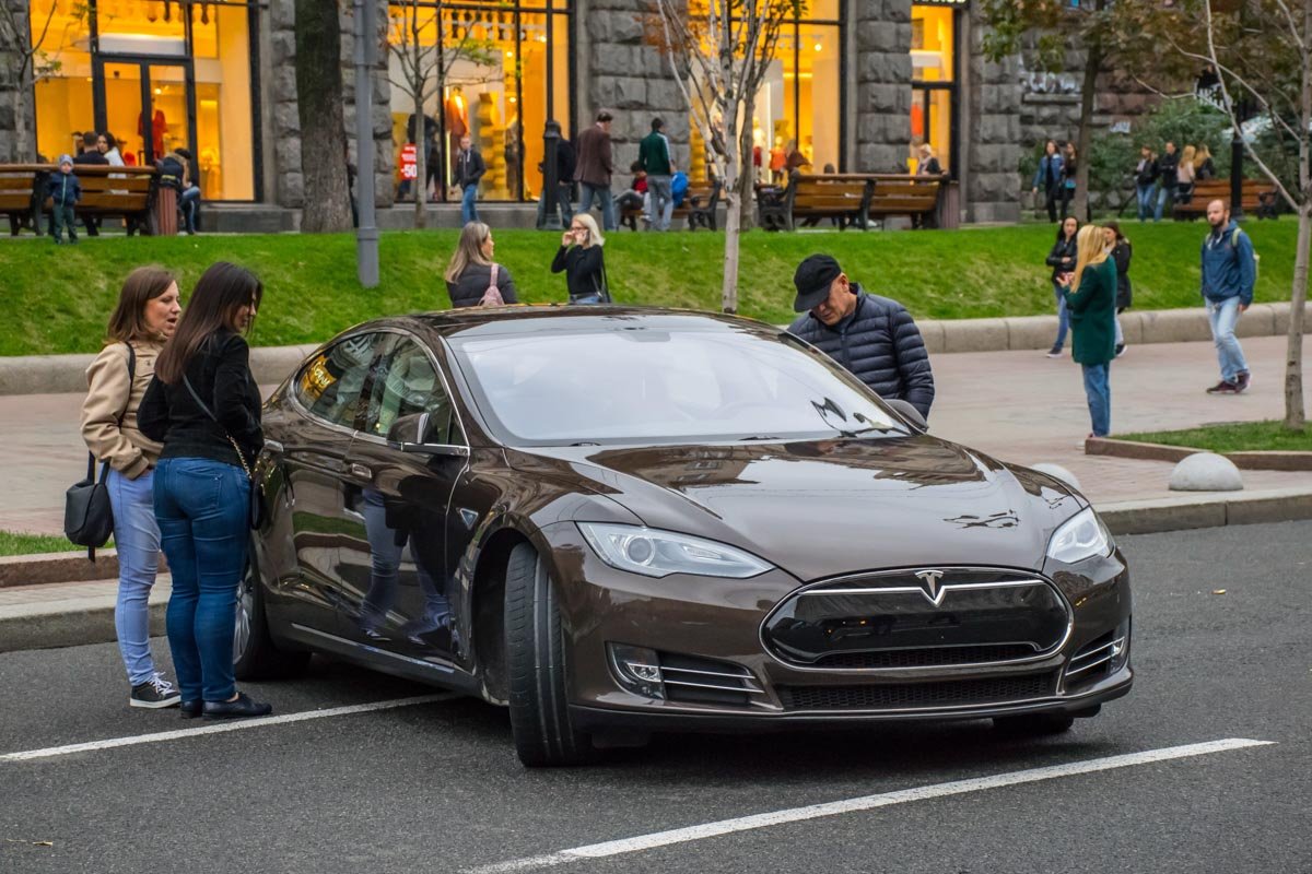 Известный электромобиль Tesla