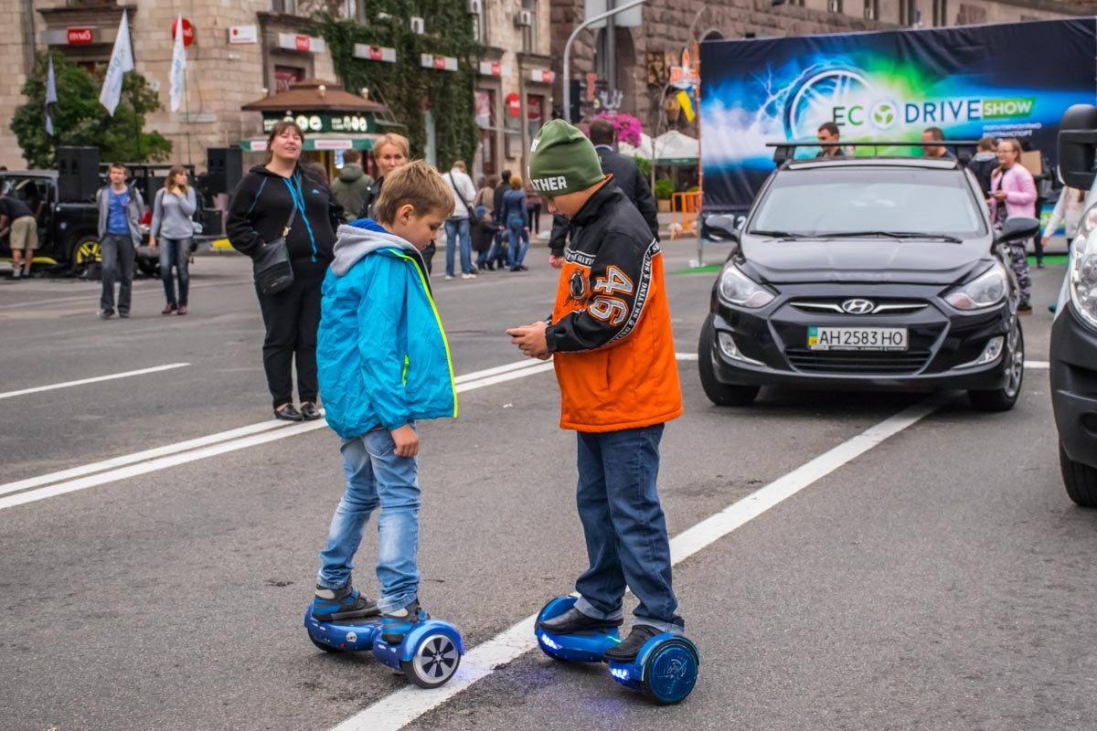 Дети катаются по Крещатику на электросигвеях