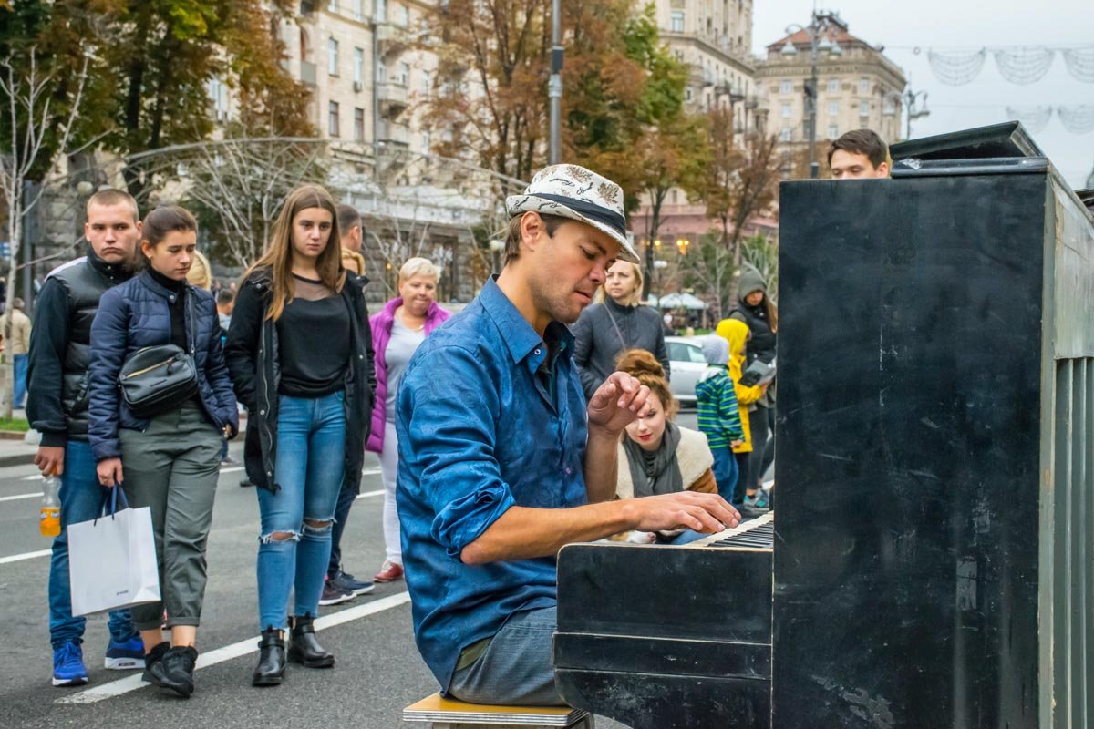 Во время фестиваля EcoDriveShow на главной улице столицы по уже ставшей привычной майдановской традиции играл пианист