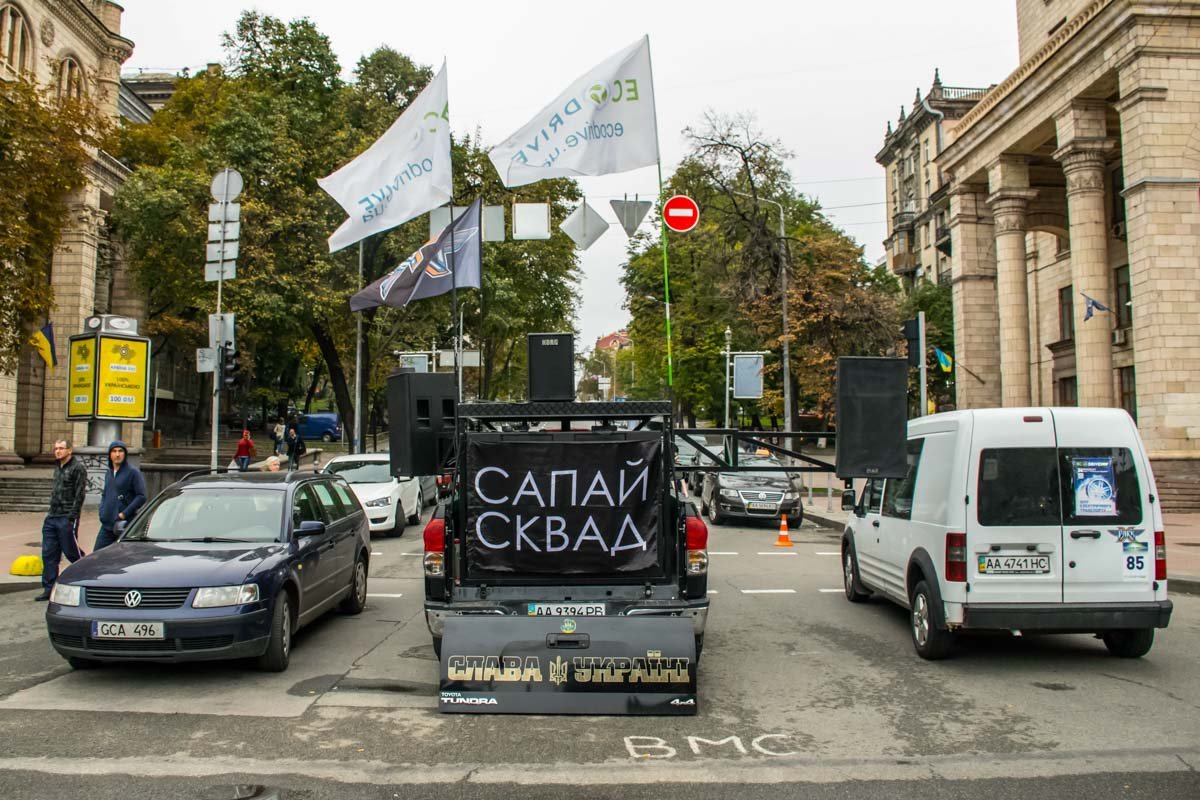 Патриотически оформленное авто украсило праздник