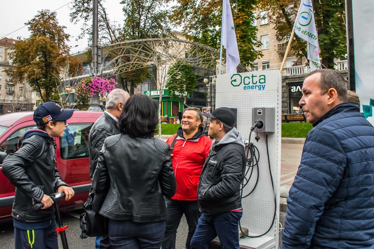 Гости фестиваля охотно делились друг с другом своим водительским опытом