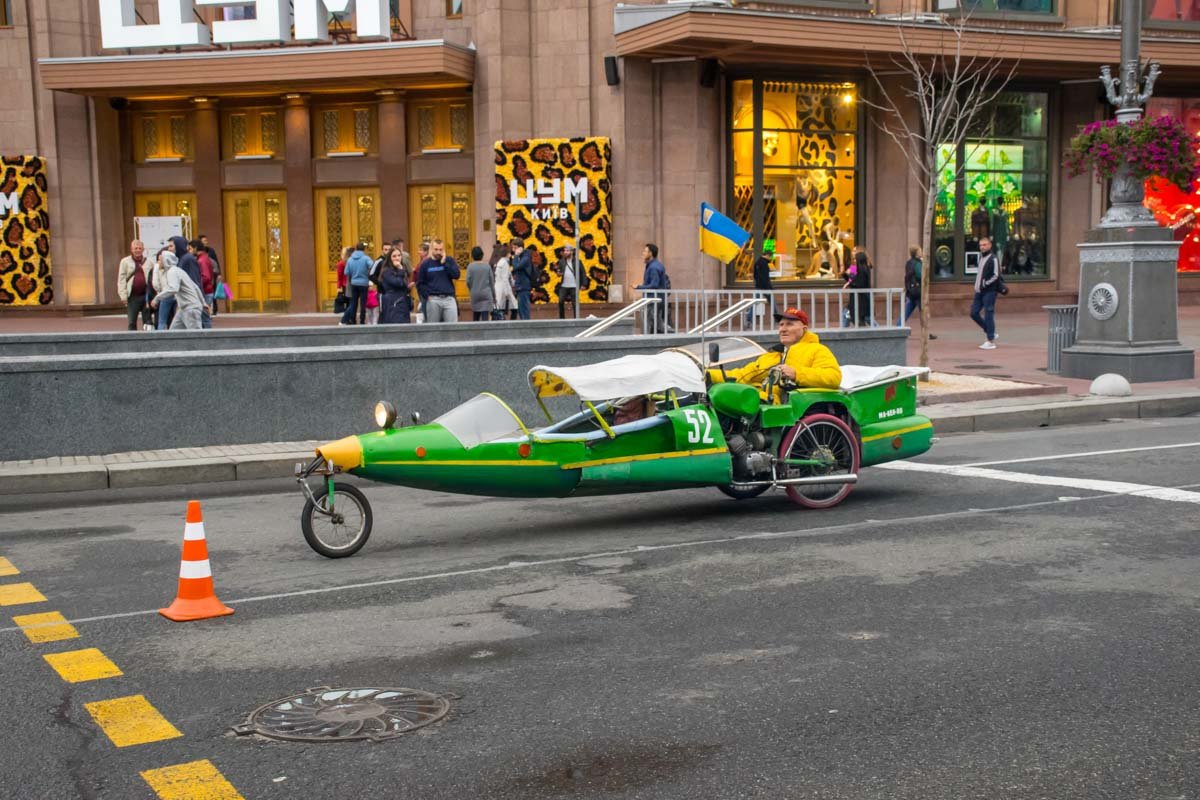 По Крещатику ездил необычный электробайк