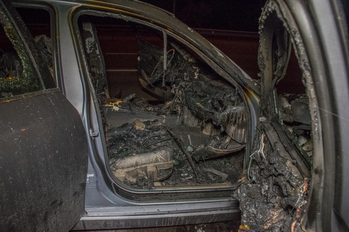 Внутри автомобиля все полностью сгорело