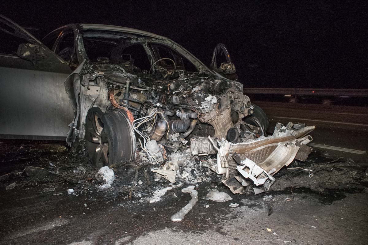 Все, что осталось от иномарки после взрыва