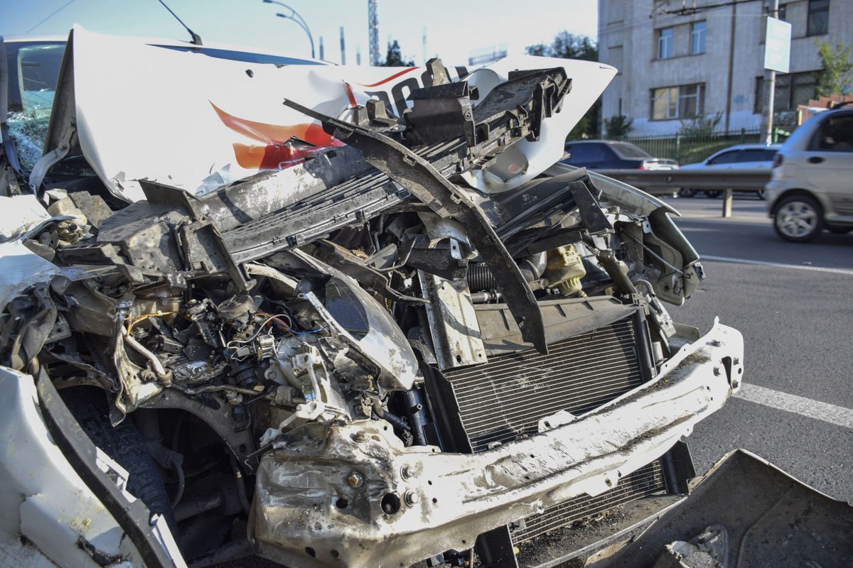 Передняя часть такси полностью смята