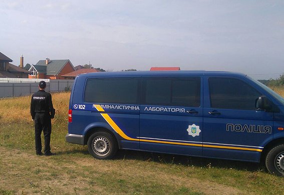 Автомобиль криминалистической лаборатории возле особняка Ивана Полывяного