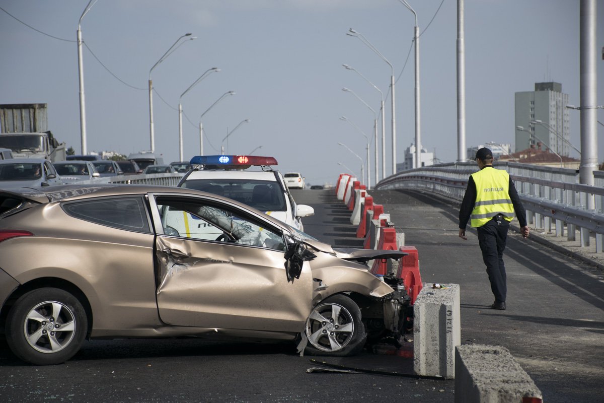 В Киеве на мосту возле Нивок Hyundai влетел в отбойник 1