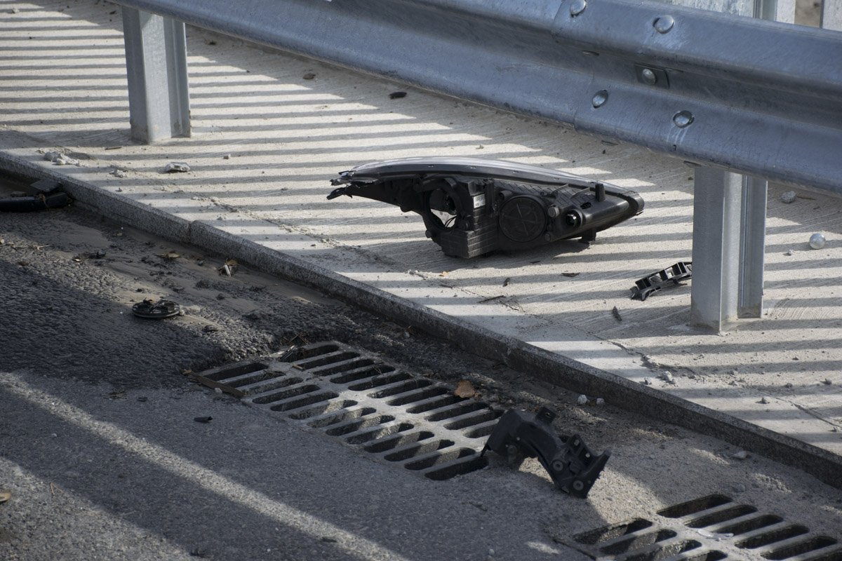 Запчасти автомобиля разлетелись на несколько метров