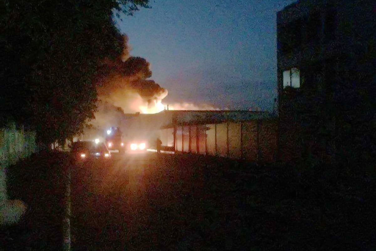 Под Киевом горит завод: объявлено чрезвычайное положение 2