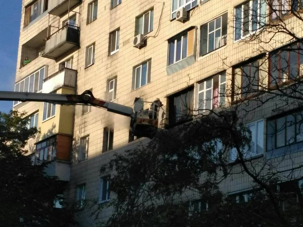 С пылающей квартиры спасли пожилого мужчину