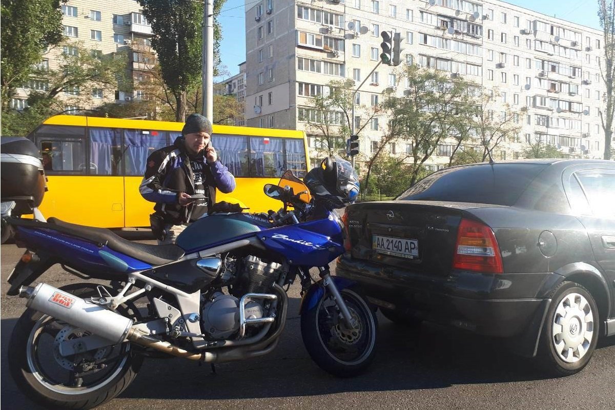 Водитель мотоцикла уцелел