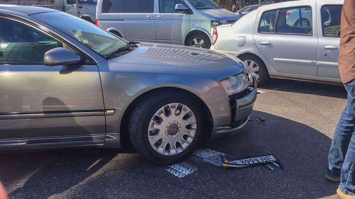 Из-за аварии у Audi отлетели номера