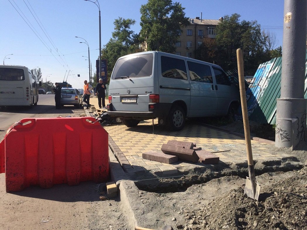 Пострадавшая утверждает, что причиной ДТП стали ремонтные дороги