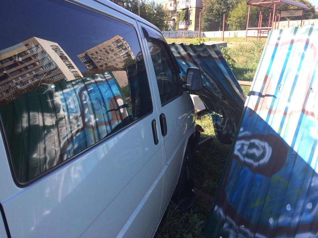 Chery подрезал Volskwagen и тот влетел в забор