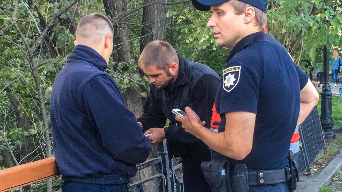 Патрульного, который общался с ним, Владимир называет героем