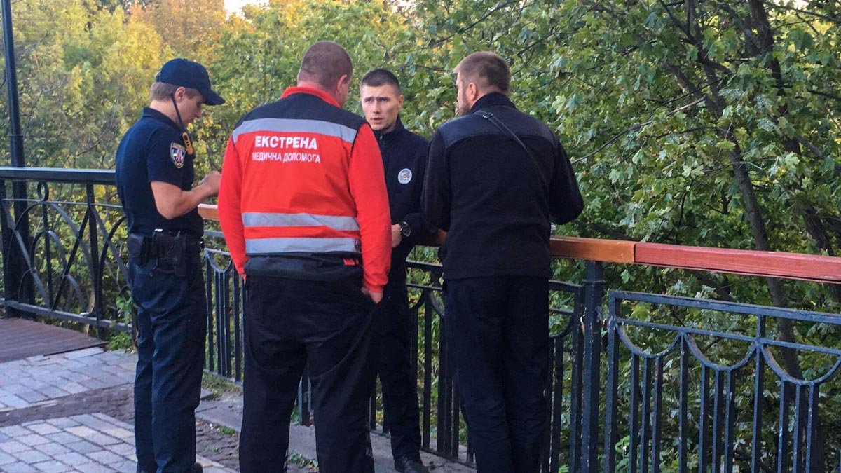 Около 18.00 мужчина слез с моста