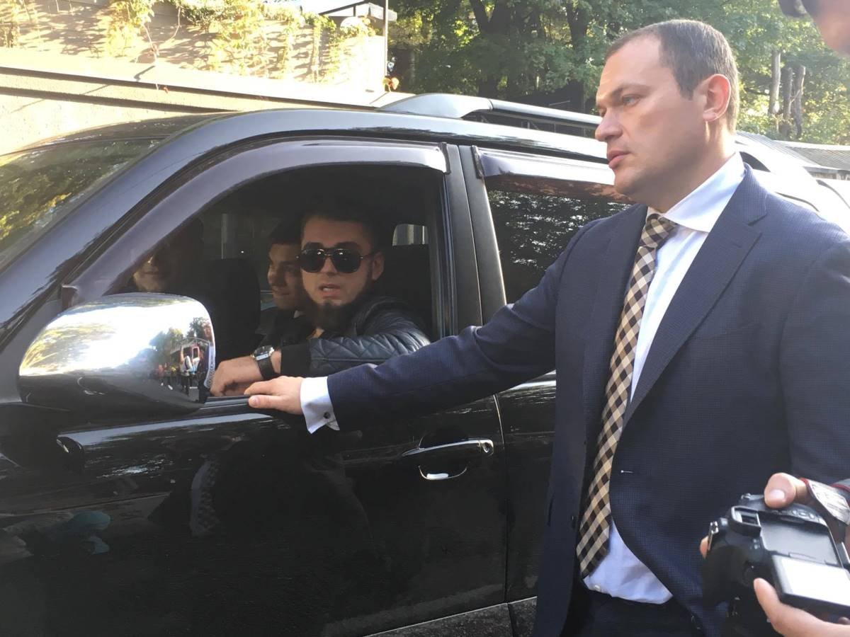 На месте происшествия джип с четырьмя мужчинами пытался проехать через перекрытую дорогу. Позже, когда все внимание журналистов они переманили на себя, один из них (он не представился) объяснил, что хочет помочь парню, например привезти батут, чтобы предотвратить трагедию в день рождения Президента Украины.