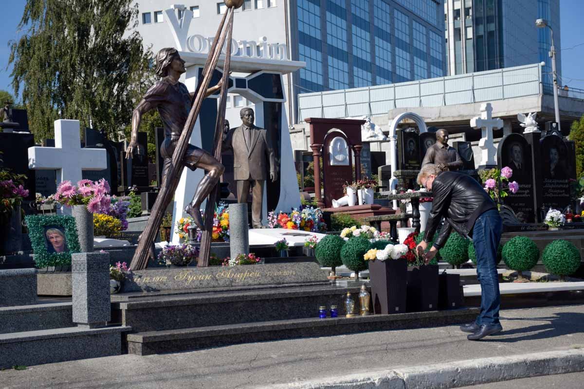 Памтник открыли через 10 дней после годовщины гибели