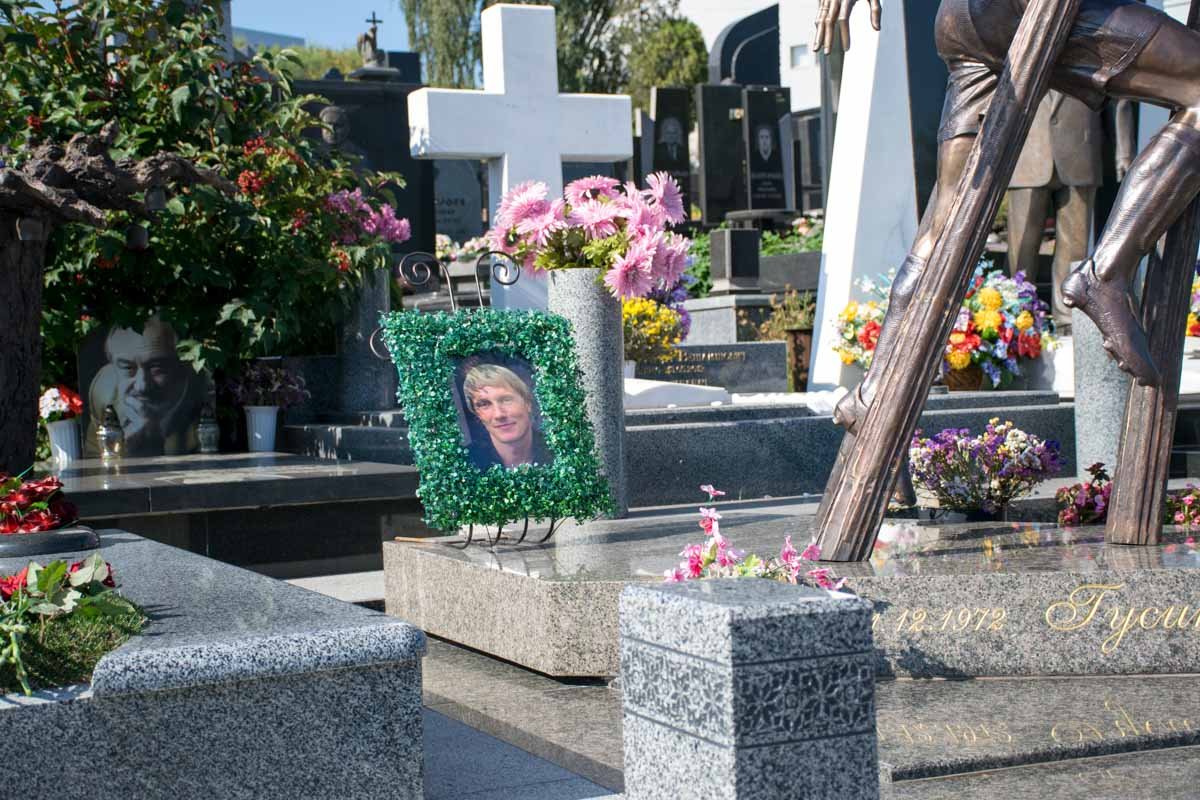 Памятник расположен возле могилы спортсмена