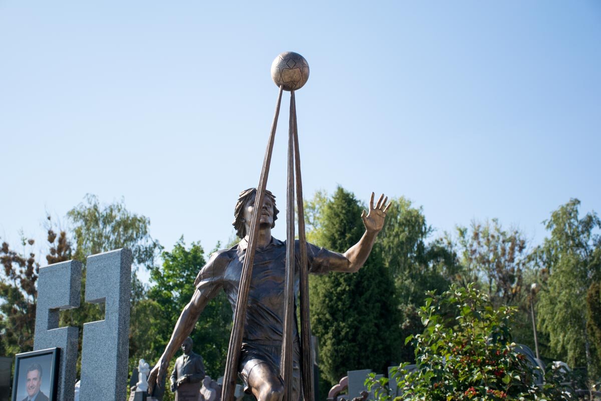 Постамент Гусину