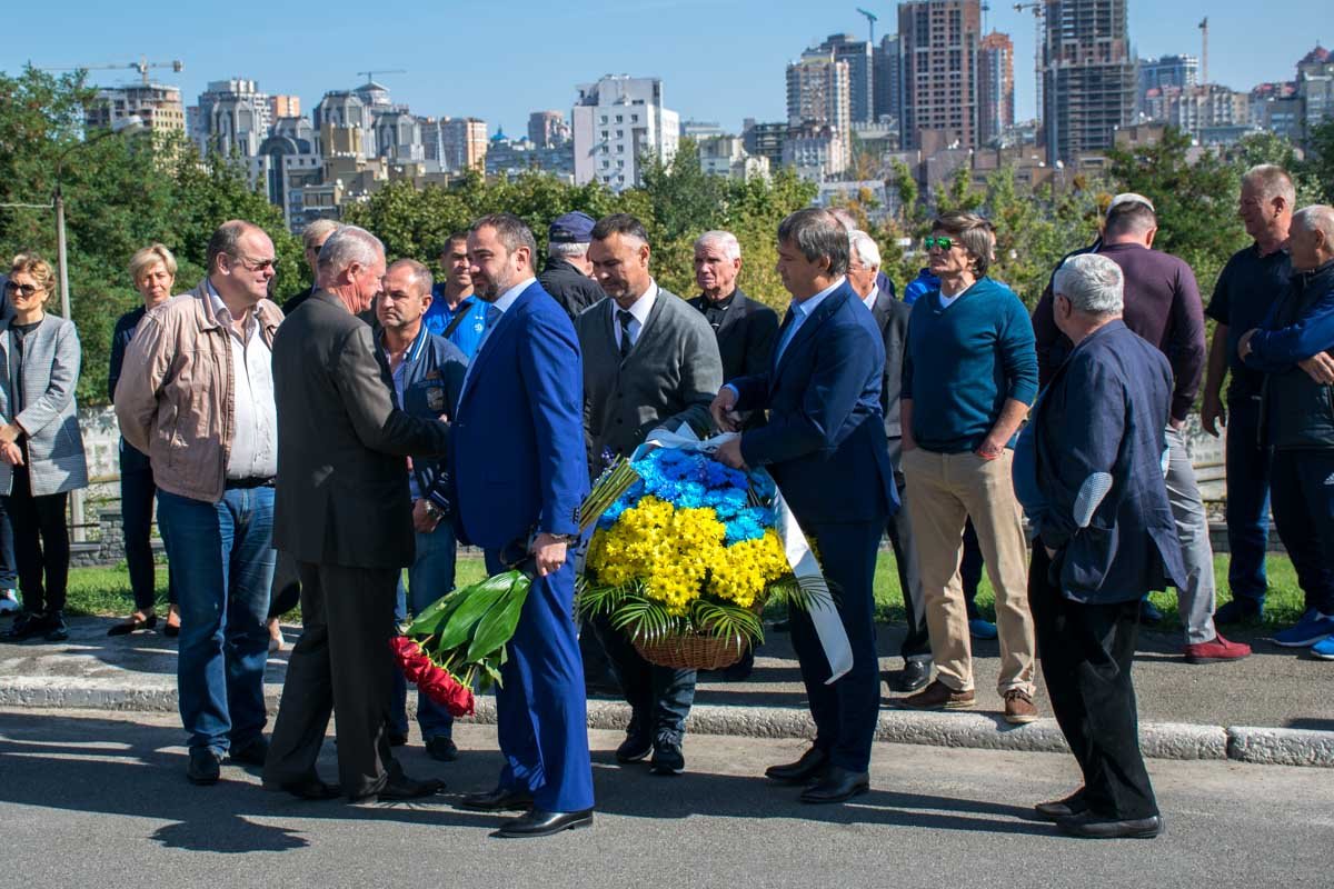 На открытии памятника были многие из коллег Гусина по футбольному цеху