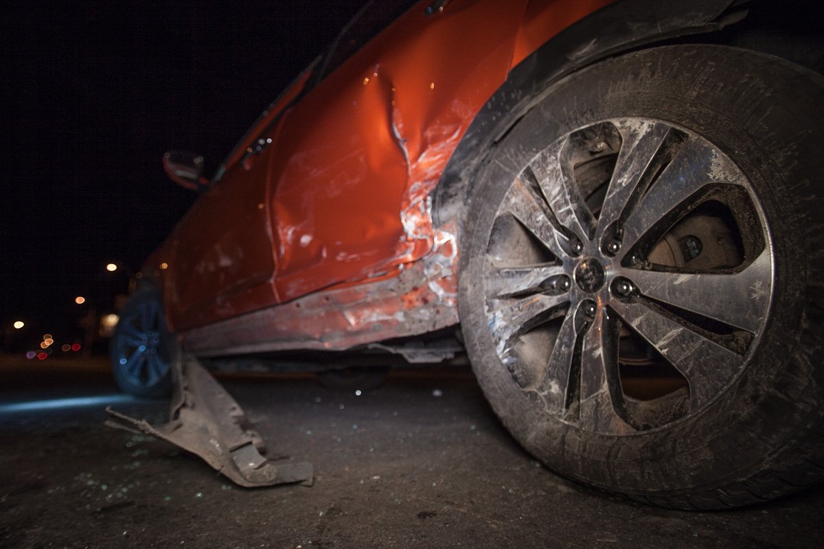 Повреждено заднее колесо и отвалился порог автомобиля