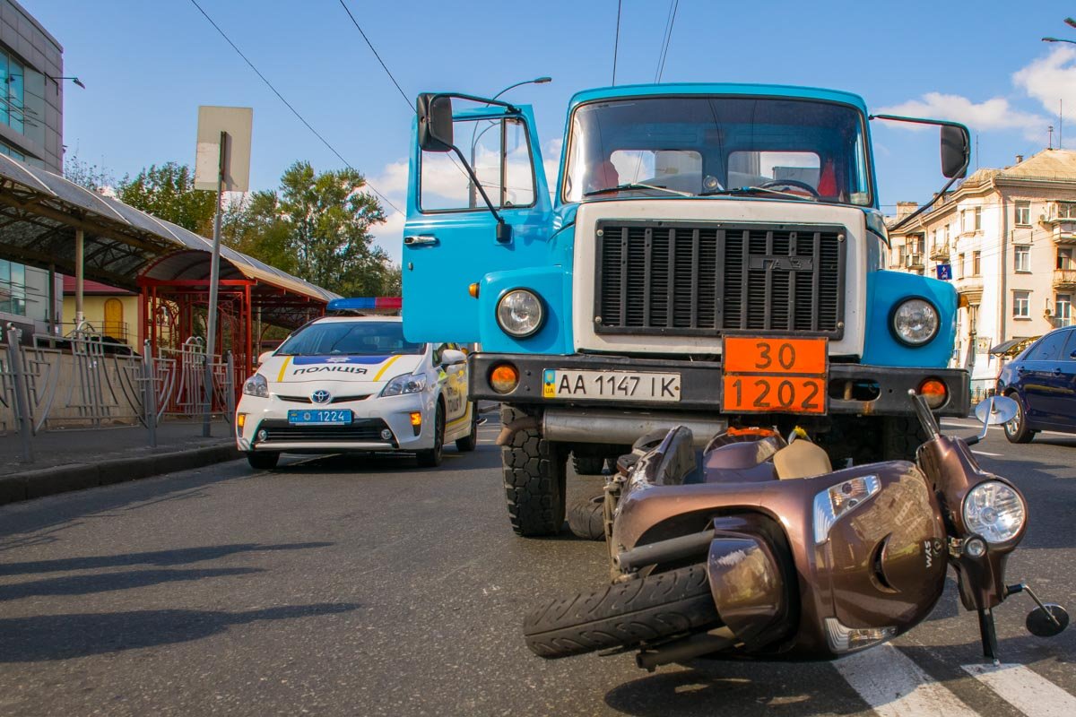 ГАЗ немного задел скутер передним колесом