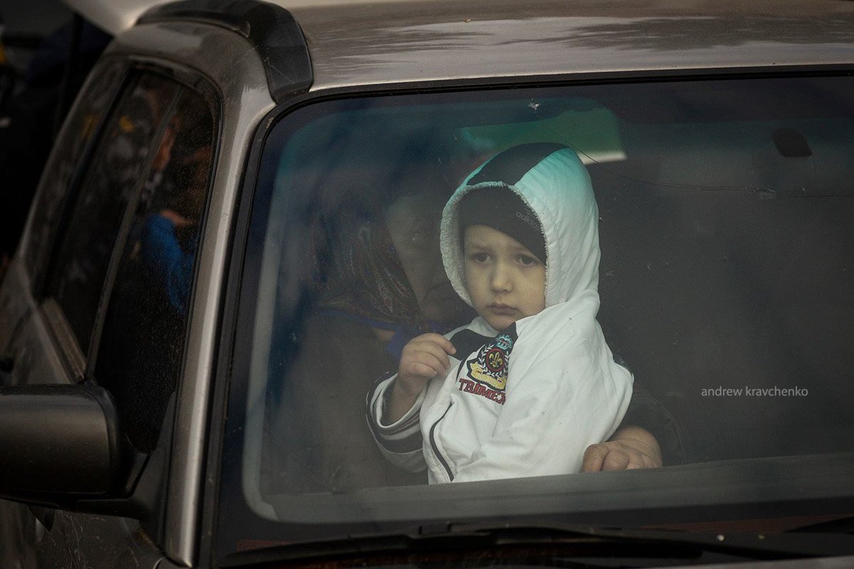 Многие люди эвакуируются из поселка самостоятельно