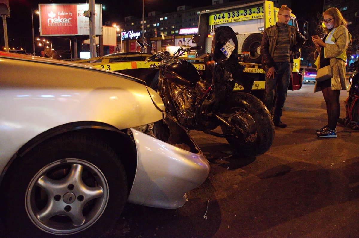 Мотоциклист повредил правую ногу