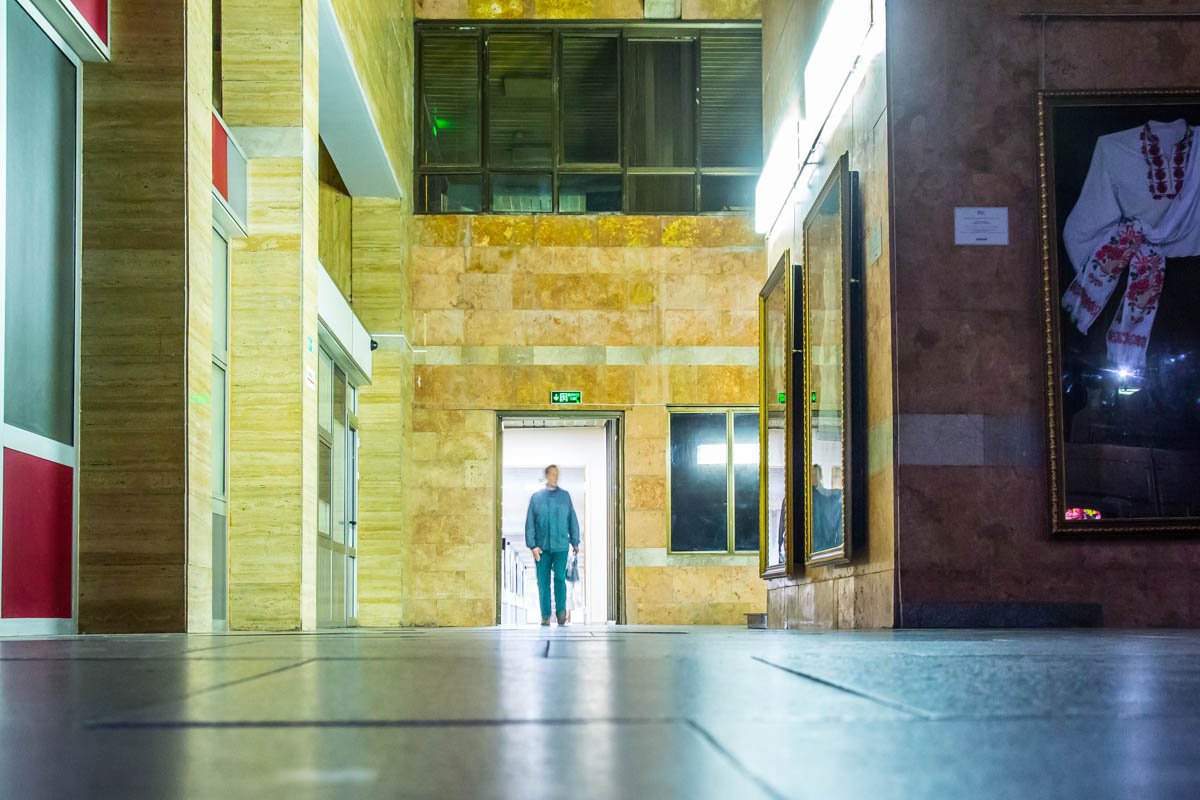 На внутренних стенах здания выложена мозаика в стиле Трипольской культуры