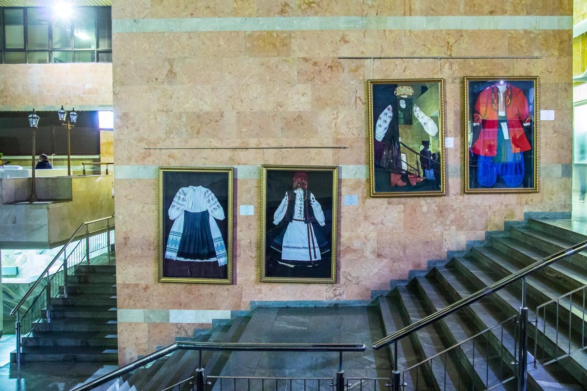 Образцы украинских народных нарядов. Их привезли из разных уголков страны