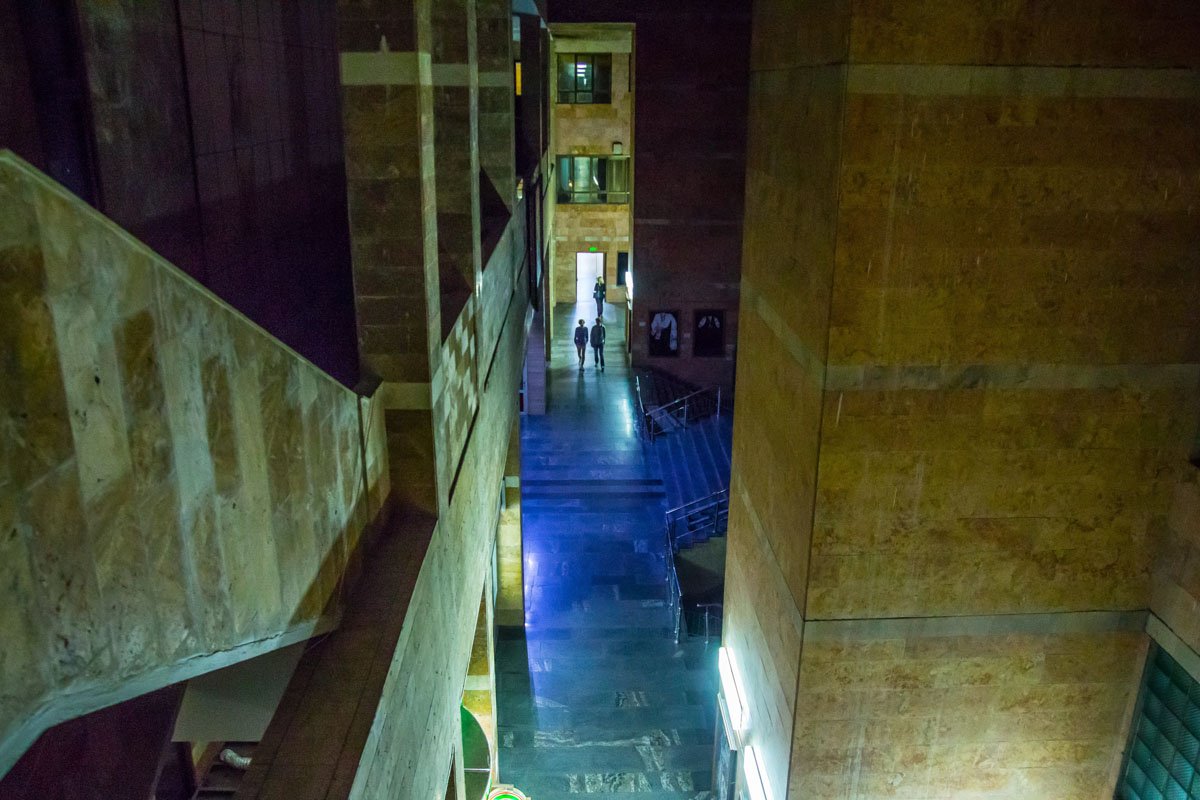 Работники телебашни полусерьезно рассказывают, что в здании живут привидения, ведь ТелеКарандаш построен на месте старого еврейского кладбища