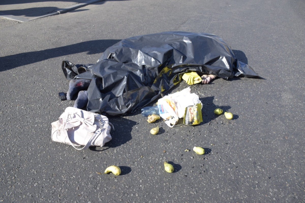 Возле места аварии валяются продукты, которые несла женщина